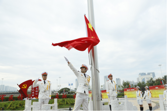 红旗漫卷贺华诞，初心激荡映朝阳——临沂市人民医院隆重举行“庆国庆 迎盛会 促发展”升国旗仪式