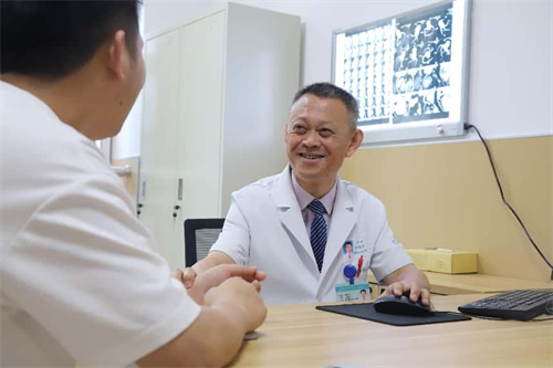 从普适到精准，从治病到疗心——记临沂市人民医院肿瘤中心主任尹岩伟医者之路 