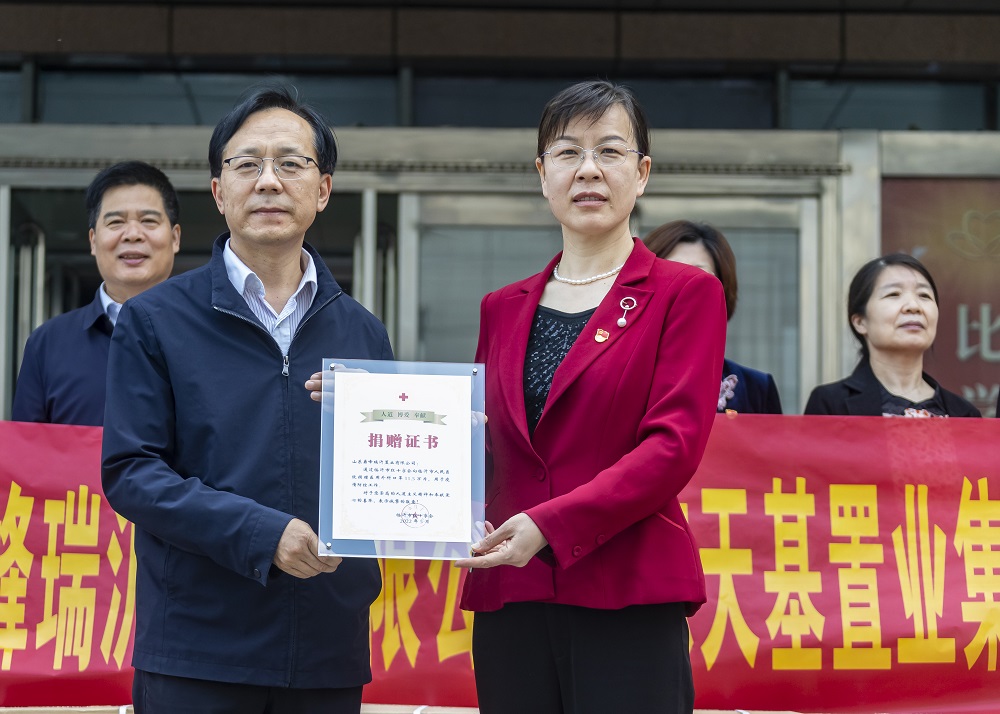 临沂市中华职业教育社及爱心企业通过市红十字会向临沂市人民医院捐赠防疫物资